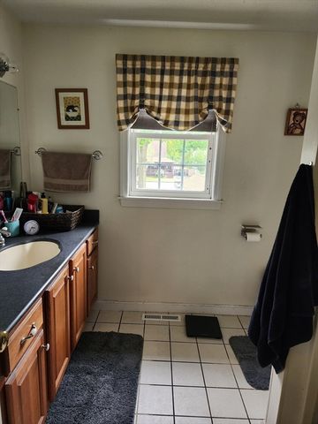 33 Guerin St, Chicopee, MA 01020