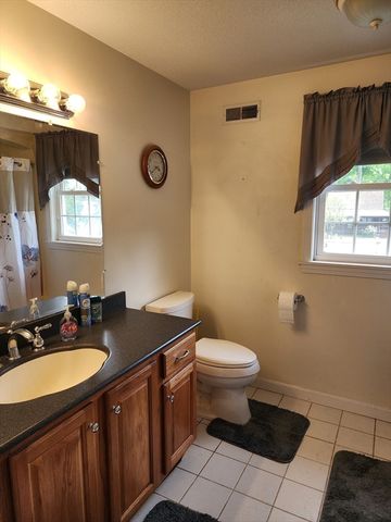 33 Guerin St, Chicopee, MA 01020