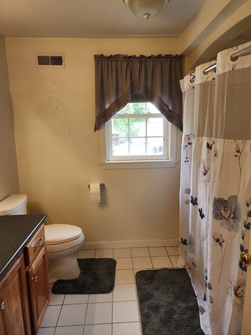 33 Guerin St, Chicopee, MA 01020