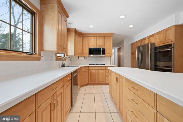 8 LIBERTY LA, Somerset, NJ 08873