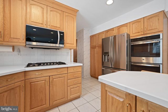 8 LIBERTY LA, Somerset, NJ 08873