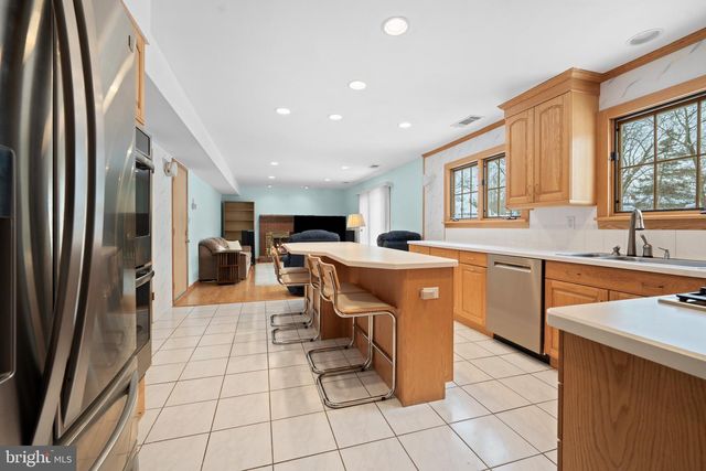 8 LIBERTY LA, Somerset, NJ 08873