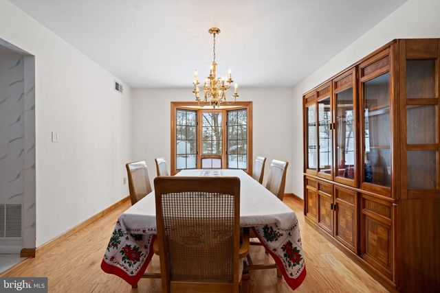 8 LIBERTY LA, Somerset, NJ 08873