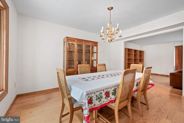 8 LIBERTY LA, Somerset, NJ 08873