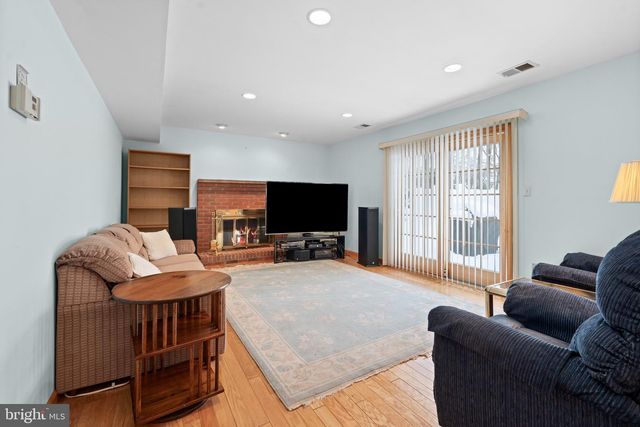 8 LIBERTY LA, Somerset, NJ 08873