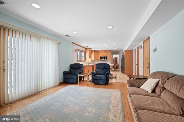 8 LIBERTY LA, Somerset, NJ 08873