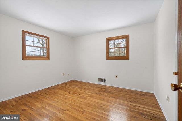 8 LIBERTY LA, Somerset, NJ 08873