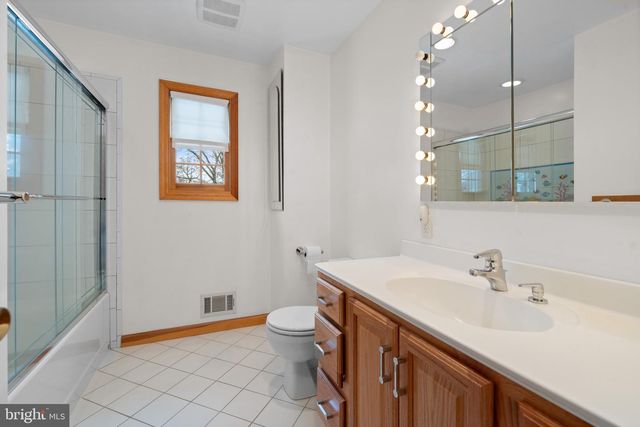 8 LIBERTY LA, Somerset, NJ 08873