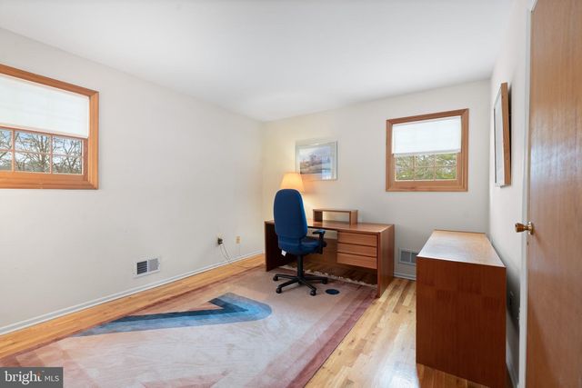 8 LIBERTY LA, Somerset, NJ 08873