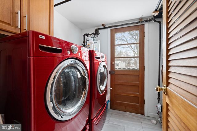 8 LIBERTY LA, Somerset, NJ 08873