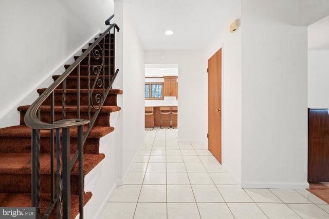 8 LIBERTY LA, Somerset, NJ 08873