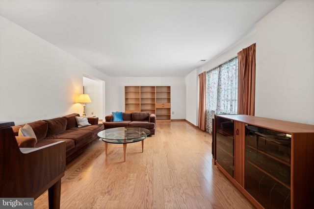 8 LIBERTY LA, Somerset, NJ 08873