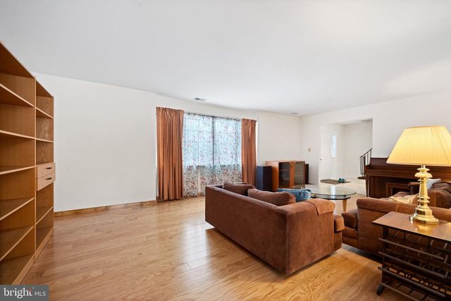 8 LIBERTY LA, Somerset, NJ 08873