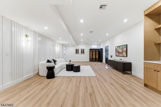 43 Orchard Rd, Florham Park Boro, NJ 07932