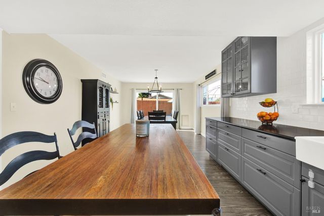 655 Marshall Ct, Vacaville, CA 95687