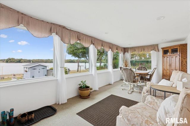 114 4TH Street, Fulton, IL 61252