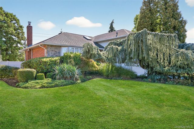 11 Sunbeam Road, Syosset, NY 11791