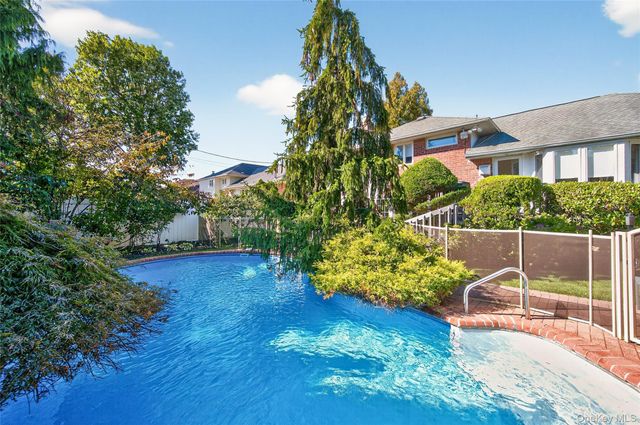 11 Sunbeam Road, Syosset, NY 11791