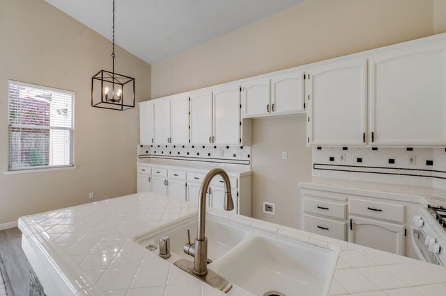 208 Fremantle Ct, Roseville, CA 95747