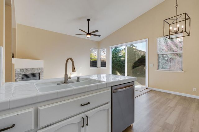 208 Fremantle Ct, Roseville, CA 95747