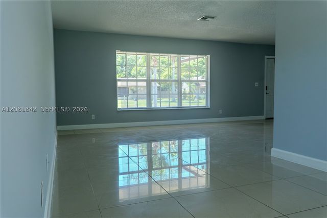 4513 Blue Pine Cir, Lake Worth, FL 33463