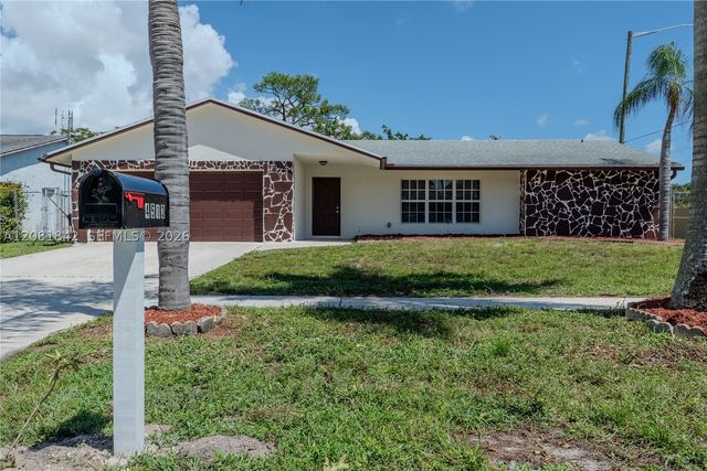 4513 Blue Pine Cir, Lake Worth, FL 33463