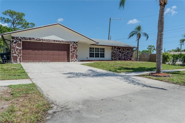 4513 Blue Pine Cir, Lake Worth, FL 33463