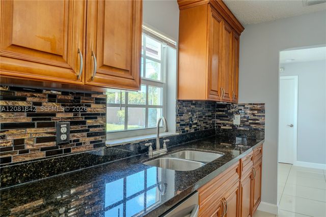 4513 Blue Pine Cir, Lake Worth, FL 33463