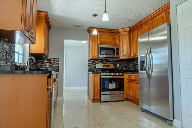 4513 Blue Pine Cir, Lake Worth, FL 33463