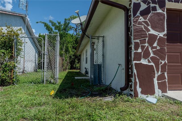 4513 Blue Pine Cir, Lake Worth, FL 33463