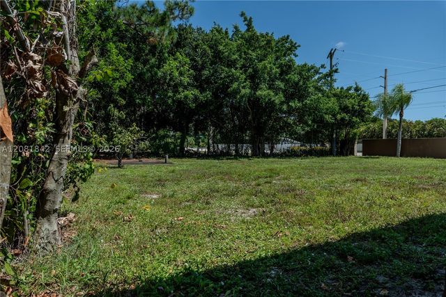 4513 Blue Pine Cir, Lake Worth, FL 33463