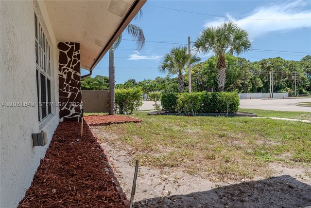 4513 Blue Pine Cir, Lake Worth, FL 33463