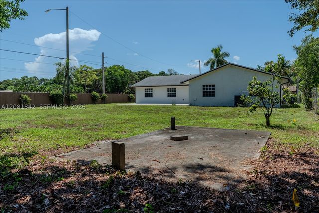 4513 Blue Pine Cir, Lake Worth, FL 33463