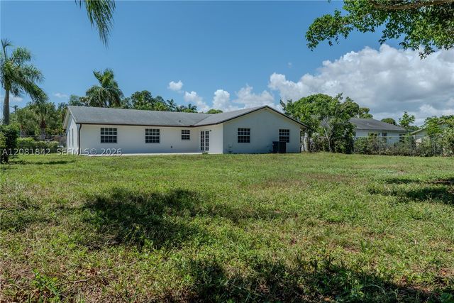 4513 Blue Pine Cir, Lake Worth, FL 33463