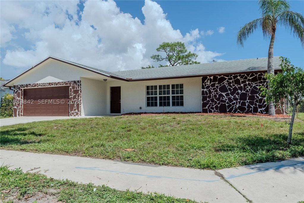 4513 Blue Pine Cir, Lake Worth, FL 33463