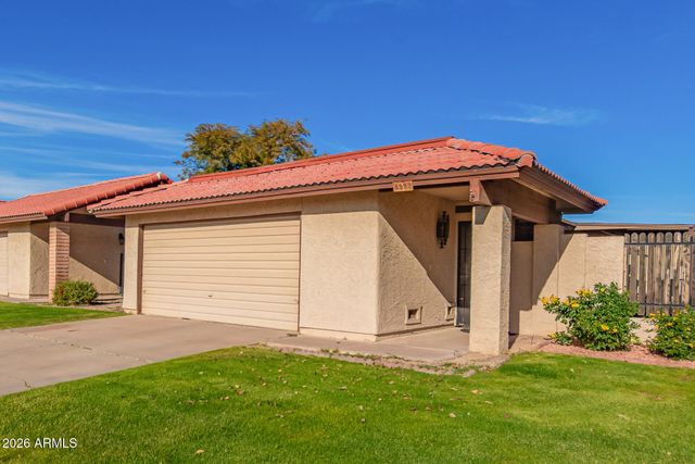 5222 E TAMBLO Drive, Phoenix, AZ 85044