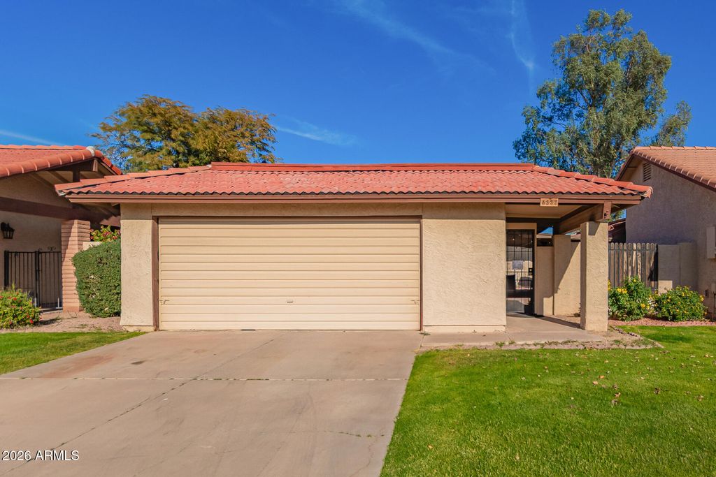 5222 E TAMBLO Drive, Phoenix, AZ 85044