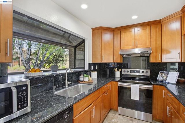 6010 Peppertree Ct, Newark, CA 94560