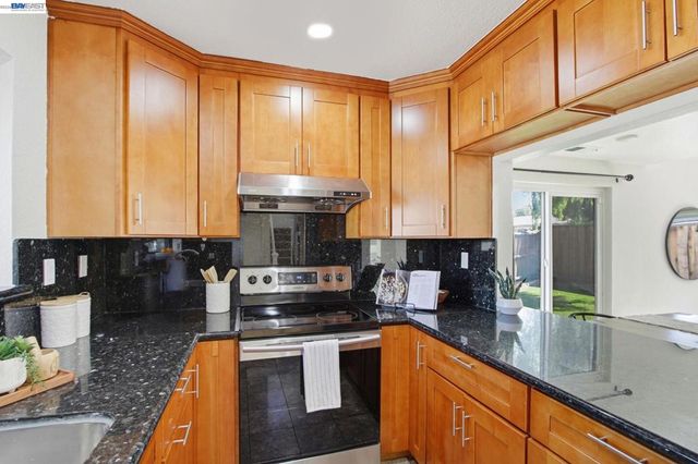 6010 Peppertree Ct, Newark, CA 94560