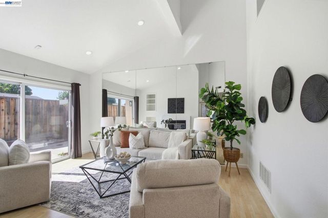 6010 Peppertree Ct, Newark, CA 94560
