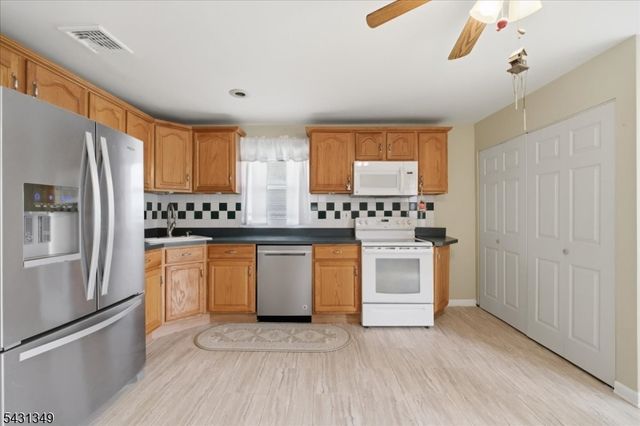 7 Willow St, Mount Arlington Boro, NJ 07856