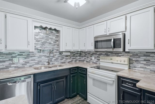 18055 S Creekside Drive, Claremore, OK 74017