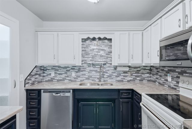 18055 S Creekside Drive, Claremore, OK 74017