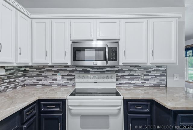 18055 S Creekside Drive, Claremore, OK 74017