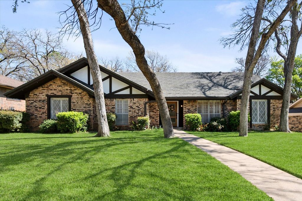 1809 Hillvalley Drive, Arlington, TX 76013