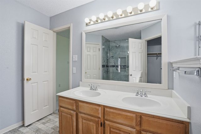 1025 Matthew Street, Burleson, TX 76028