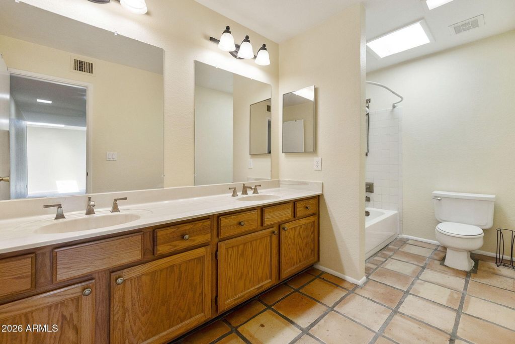 Image 14 of property listing at 9801 N 5TH Street, Phoenix, AZ 85020