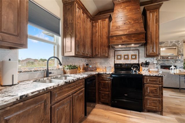 300 Delatorre Street, Trenton, TX 75490