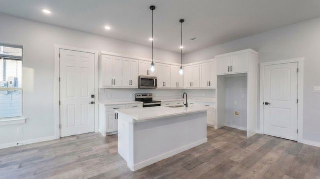 915 E 11th Avenue, Corsicana, TX 75110
