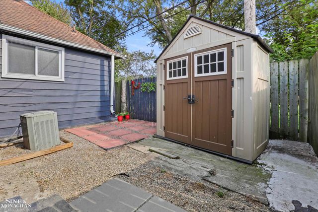 1312 E Harry Avenue, Hazel Park, MI 48030